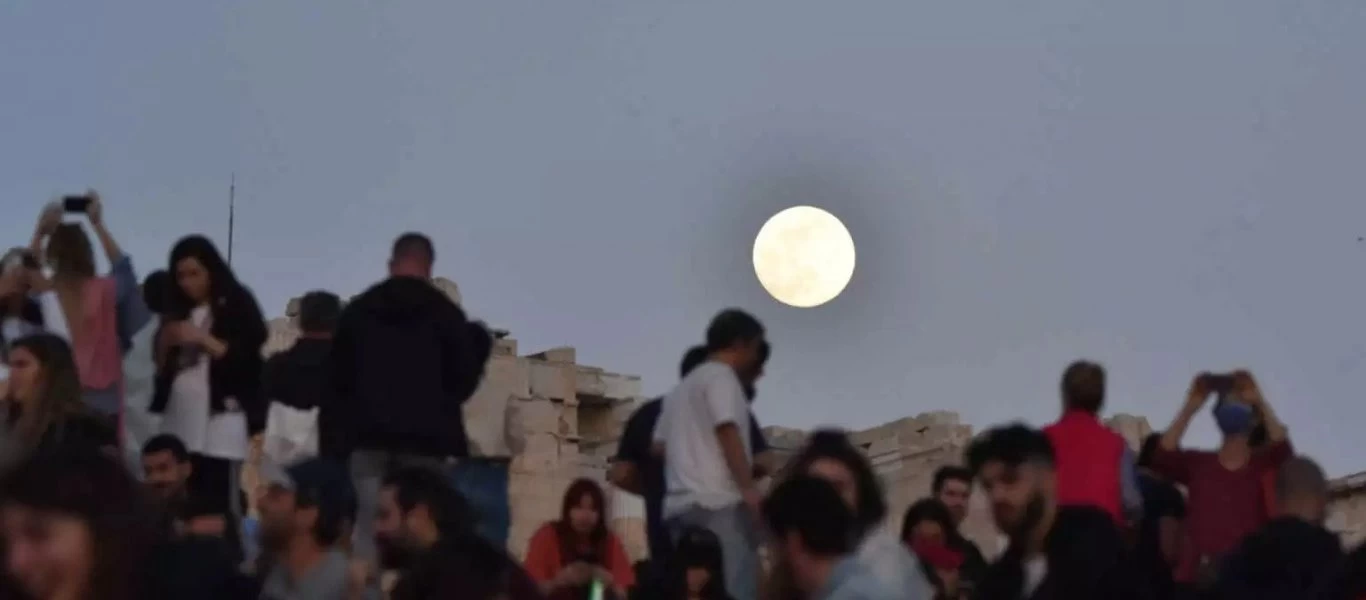 Διαστάσεις παίρνει η «εξέγερση της πλατείας»: Γέμισαν κι άλλες πλατείες σε Αιγάλεω, Παγκράτι και Λυκαβηττό!